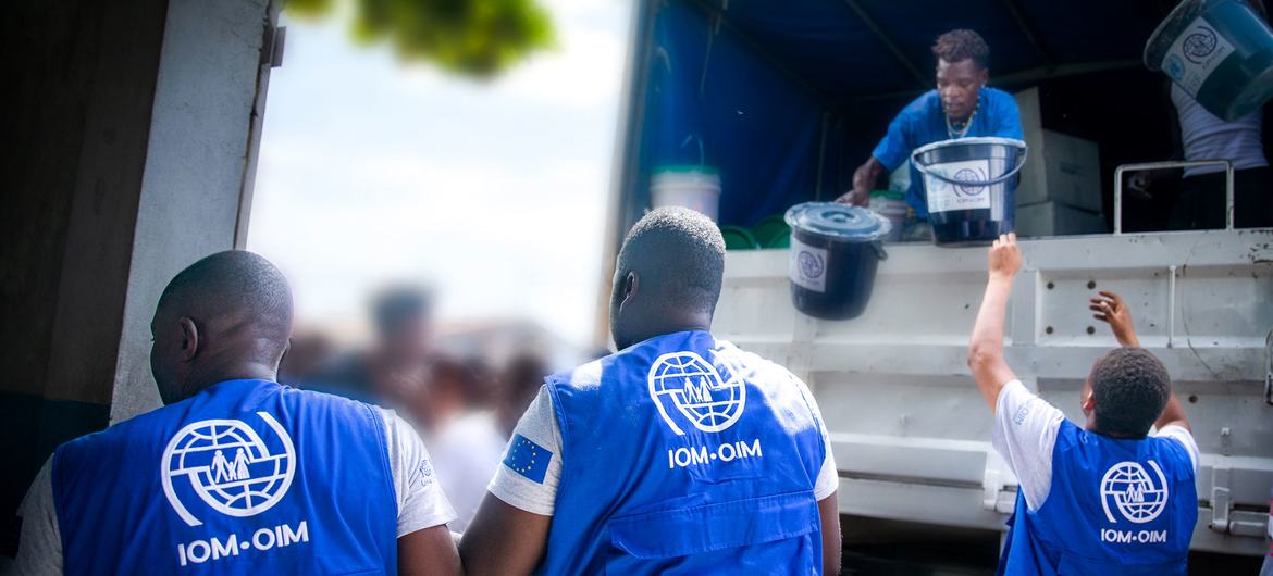 A OIM entrega itens de ajuda humanitária a comunidades vulneráveis ​​em Cité Soleil, Haiti