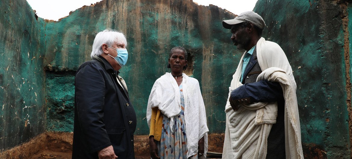 O chefe humanitário da ONU, Martin Griffiths  conhece um casal cuja casa foi destruída em Hawzen, Tigray.