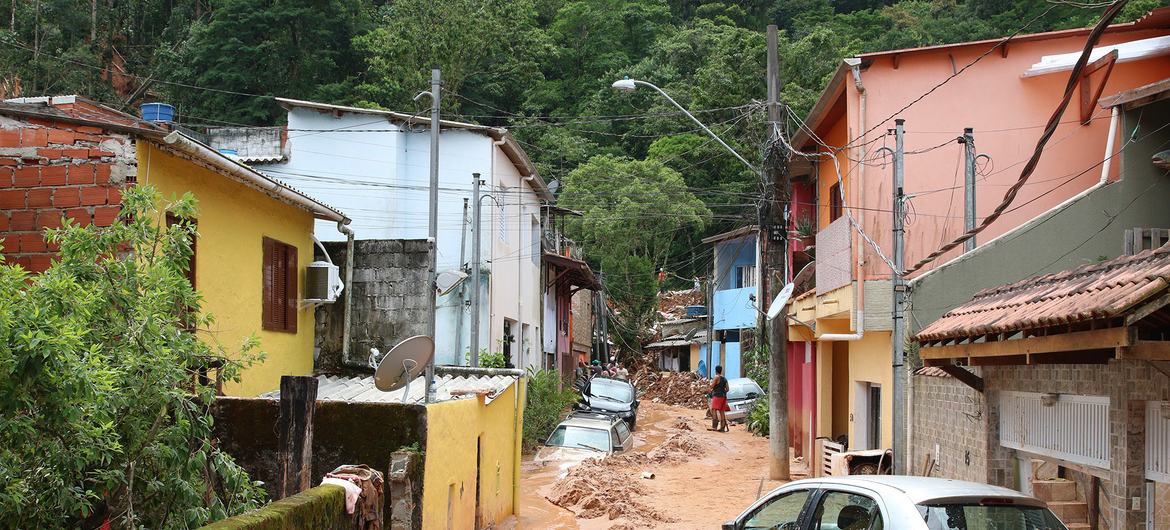 Estudo revela que 70% dos brasileiros relataram ter tido experiência recente de eventos climáticos extremos e mais da metade avaliou negativamente as ações nacionais para endereçar essas questões. Em 2023, São Sebastião, região costeira do estado de São …