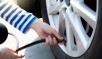 Fazer a manutenção dos pneus também ajuda a economizar a bateria do seu carro elétrico.