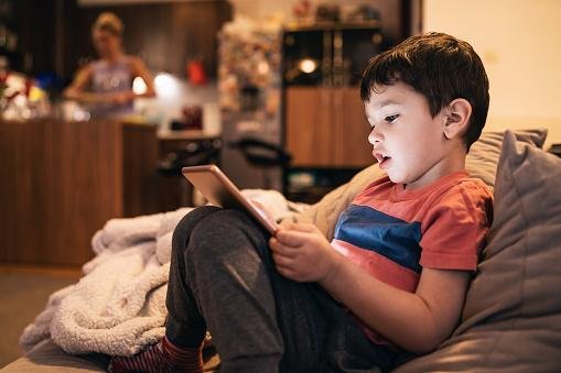 Tente sempre manter seu filho perto de você quando estiver utilizando a internet. (GettyImages/Reprodução)