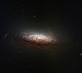 A galáxia espiral NGC 1546 está localizada próxima da constelação de Dorado, a cerca de 60 milhões de anos-luz de distância da Terra.
