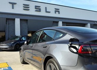 Tesla pode ficar para trás no mercado de carros elétricos. (Imagem: Getty Images)