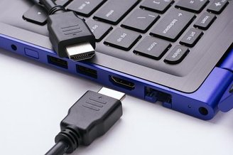 Procure pela porta HDMI do seu notebook para fazer a conexão.