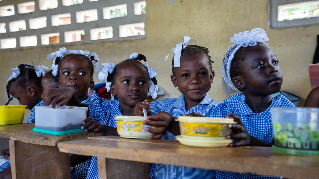 Valor será aplicado em transferências de dinheiro, programas de alimentação escolar e outras iniciativas 