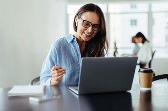 Quem usa o computador para trabalhar, precisa de uma máquina que não o deixe na mão e seja fácil de ser carregada. (Fonte: GettyImages / Reprodução)