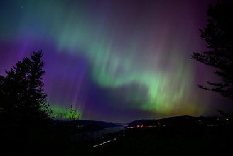 O fenômeno das auroras é causado pela interação entre partículas carregadas e os gases na atmosfera terrestre.