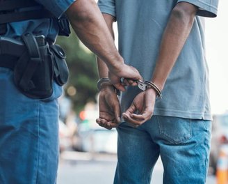 Centenas de pessoas foram presas durante a operação. (Imagem: Getty Images)