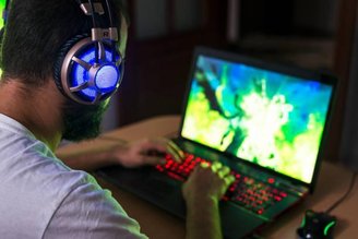 Gamers precisam de computadores e notebooks equipados com os melhores processadores para a experiência de jogo perfeita. (Fonte: GettyImages/Reprodução)