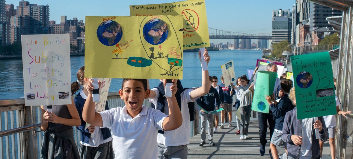 Estudantes do Liceu Francês, em Nova Iorque, fazem um protesto contra a mudança climática. 