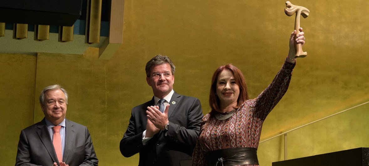 María Fernanda Espinosa Garcés (à direita), Presidente da septuagésima terceira sessão da Assembleia Geral, segura o martelo após a entrega de Miroslav Lajčák (centro), Presidente da septuagésima segunda sessão da Assembleia Geral. À esquerda, o Secretár…