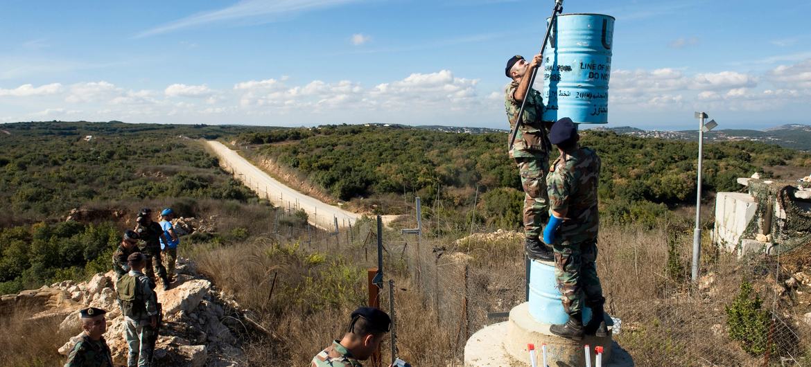 A Unifil e oficiais libaneses operam um dos “Barris Azuis”, que determinam a Linha Azul, no sul do Líbano em 2010 (arquivo)