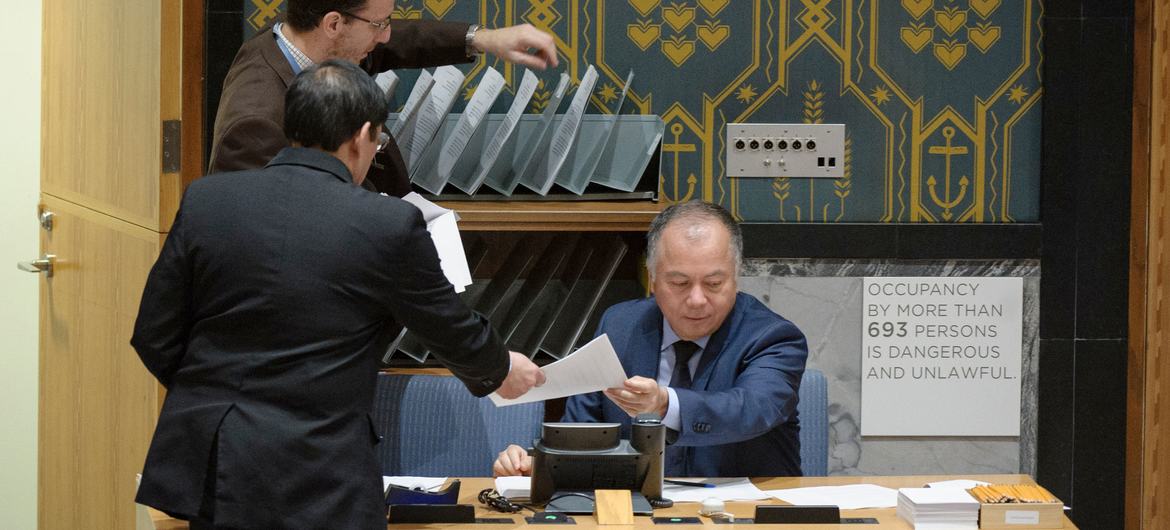 Em 2017, delegados coletando documentos de um oficial de conferência na sala do Conselho de Segurança