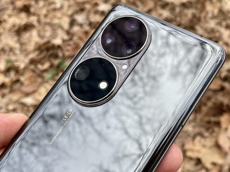 Huawei P50 Pro tem design com câmeras traseiras alinhadas. (Fonte: Newsweek/Reprodução)