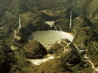 O Observatório de Arecibo (imagem) colapsou em 2020, após negligências de obras estruturais. Crédito: SETI.