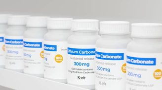 Contundo, o medicamento hoje utilizado é o carbonato de lítio, não mais sua forma 'salina'.