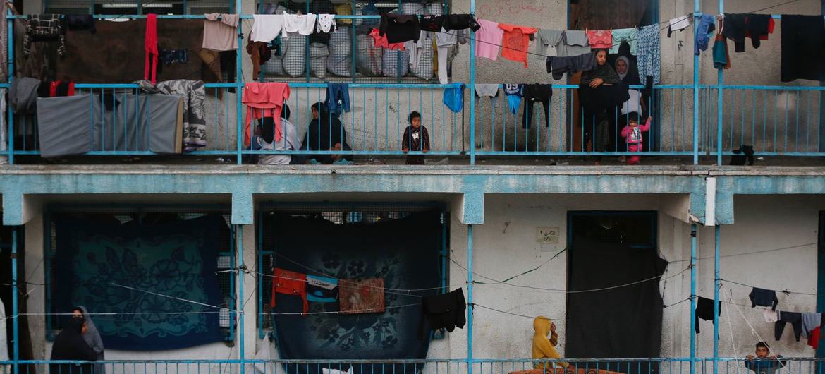 Muitas famílias estão abrigadas em edifícios escolares da Unrwa