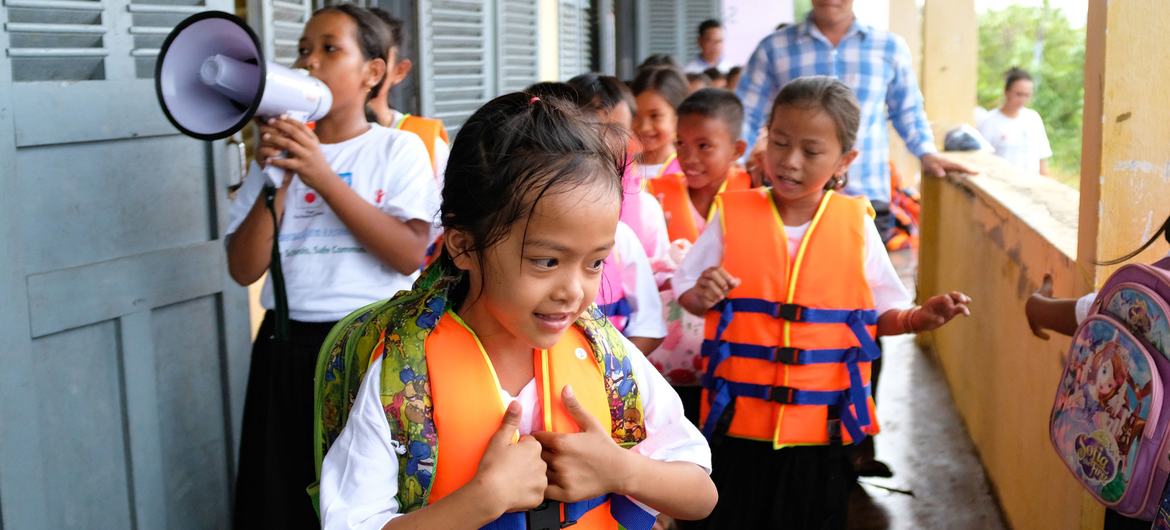 Estudantes participam de um exercício de evacuação de segurança na província costeira de Koh Kong, no Camboja