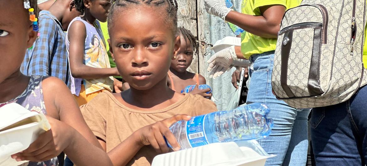 Desde o início do ano, o Programa Mundial de Alimentos no Haiti distribuiu mais de dois milhões de refeições quentes